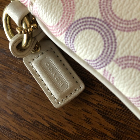 Women’s Coach wristlet - Picture 4 of 4